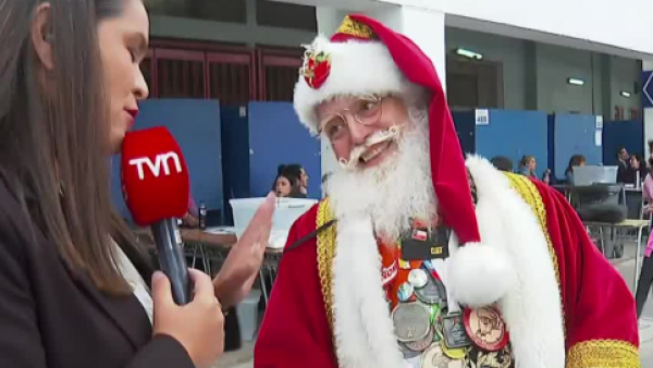 Desde el Polo Norte al Estadio Nacional: el Viejito Pascuero también cumplió con su voto
