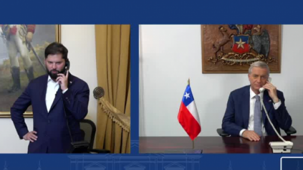 "Ha obtenido un triunfo claro": así fue el llamado telefónico del Presidente Boric a Kast
