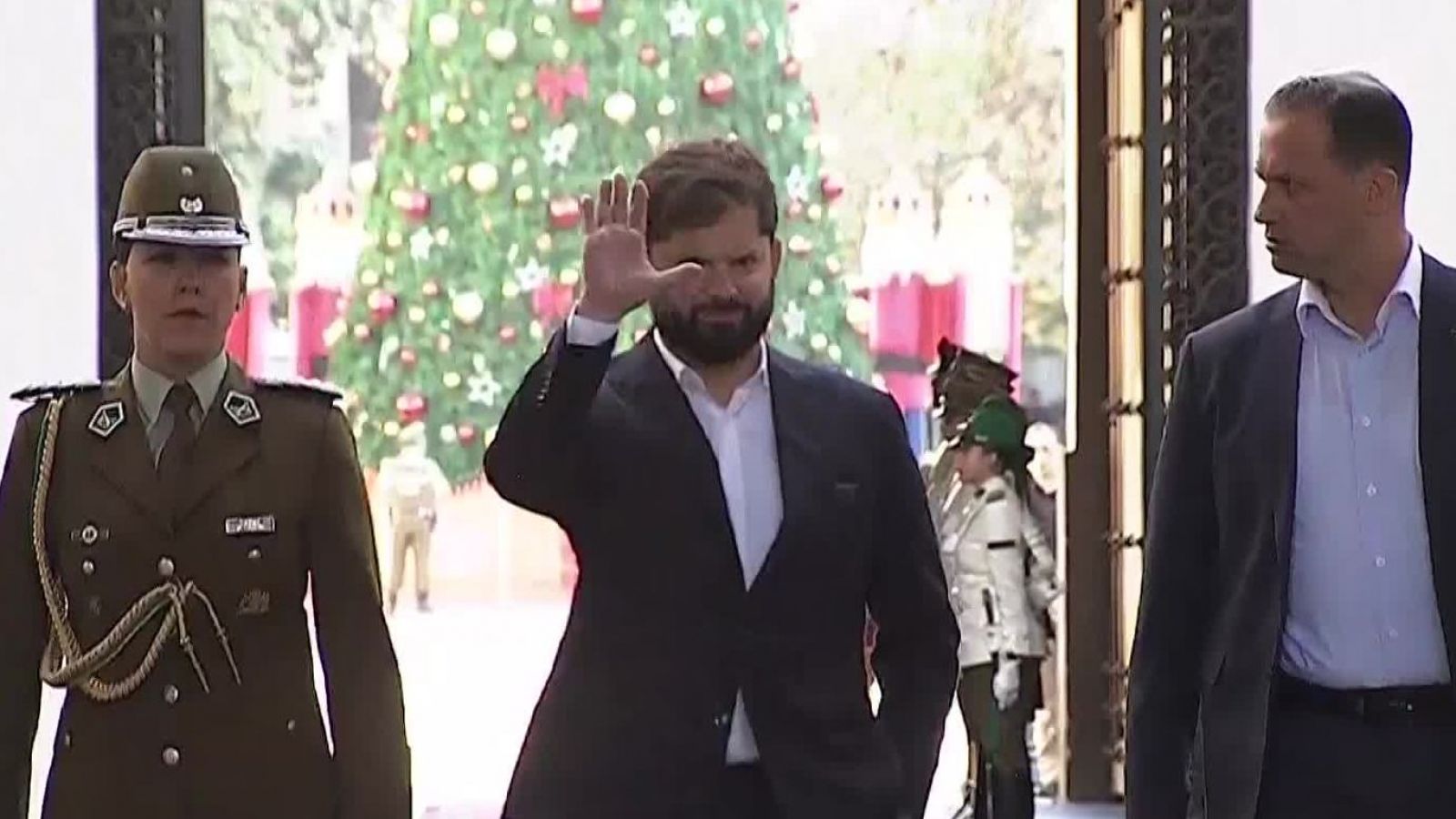 Así fue la llegada de Gabriel Boric a La Moneda tras la jornada electoral presidencial 2025
