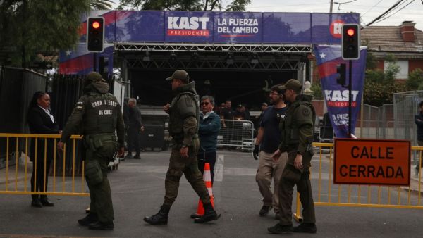 <p>Balance electoral de Carabineros</p>Balance electoral de Carabineros: 120 detenidos y cerca de medio millón de excusas registradas
