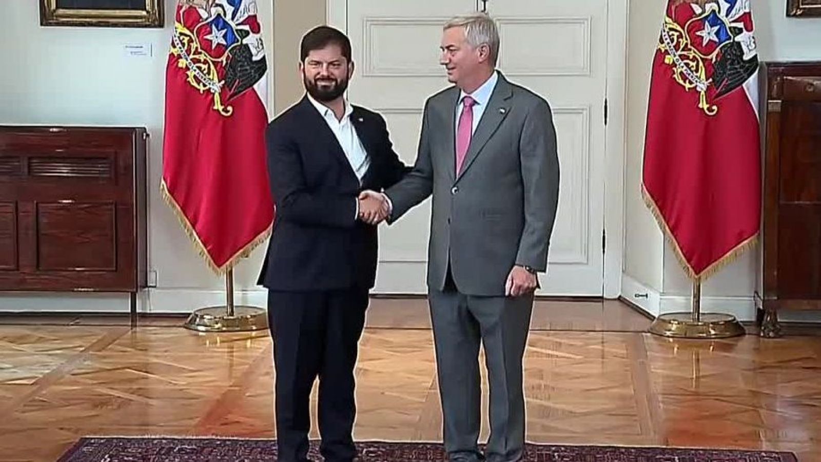VIDEO: Saludo y recibimiento de Gabriel Boric a José Antonio Kast en La Moneda
