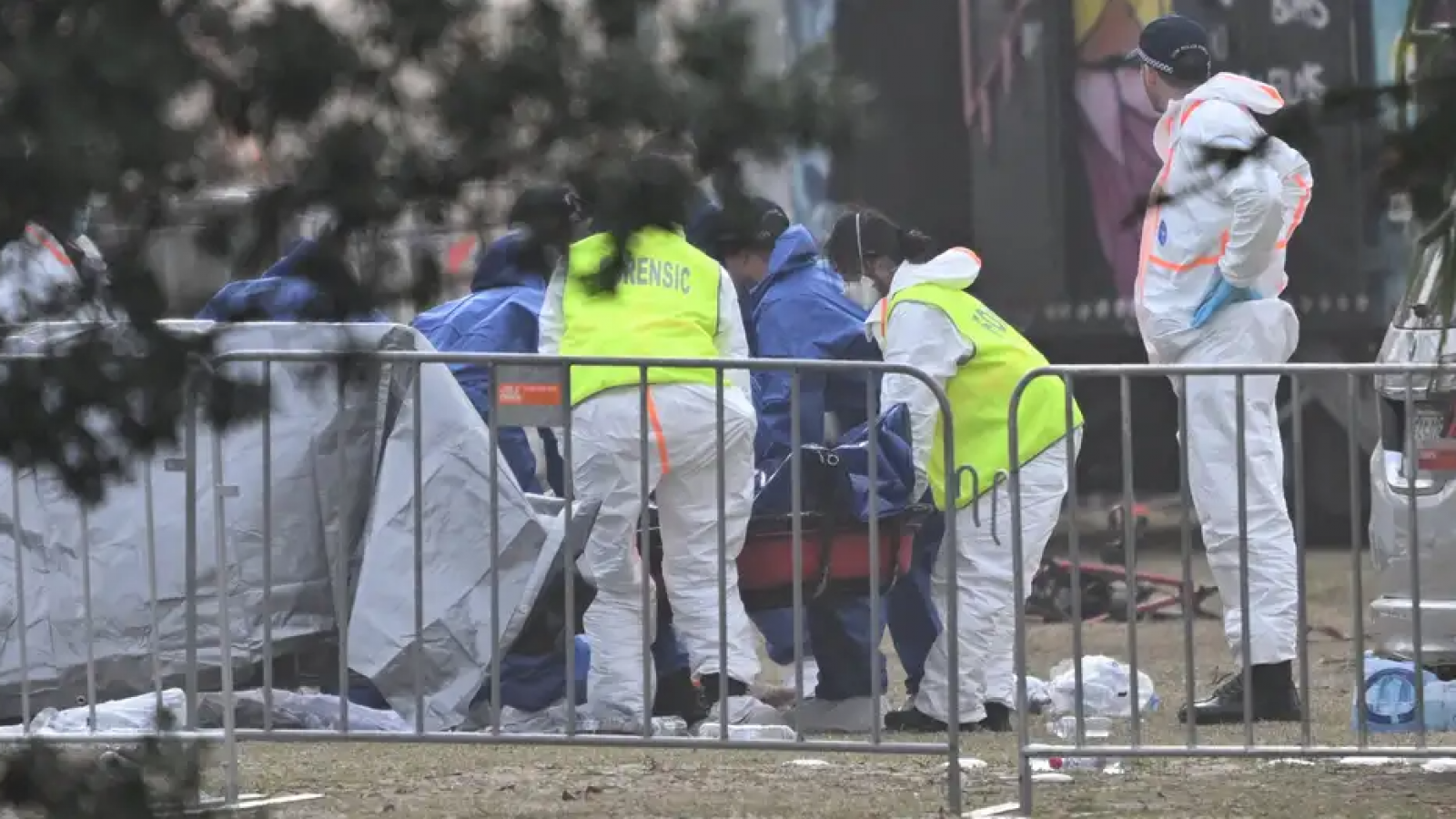 Padre e hijo mataron a 15 personas en playa de Australia