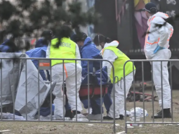 Padre e hijo mataron a 15 personas en playa de Australia