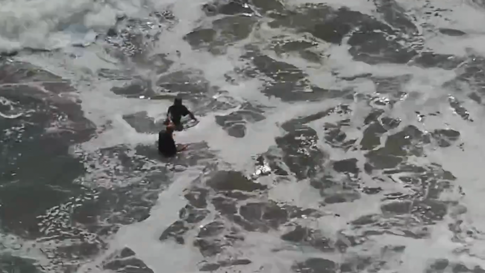 Delincuente se lanza al mar para evitar ser detenido en Iquique
