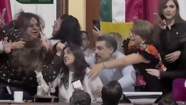 Con empujones y combos: Diputadas mexicanas protagonizan violenta pelea en el congreso
