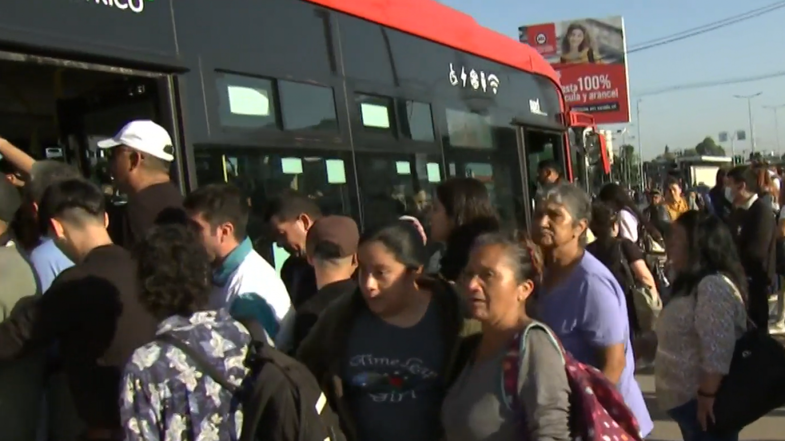 Pasajeros molestos por falta de buses ante falla del Metro
