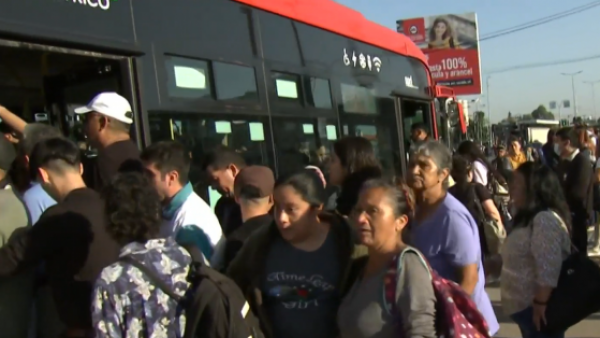 Pasajeros molestos por falta de buses ante falla del Metro
