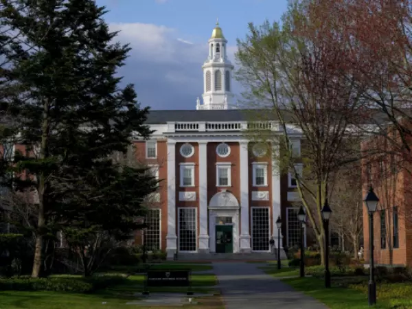 8 años de cárcel para exjefe de la morgue de Harvard por tráfico de restos humanos