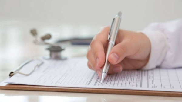 Detienen a siete médicos ligados al escándalo de licencias médicas a funcionarios públicos
