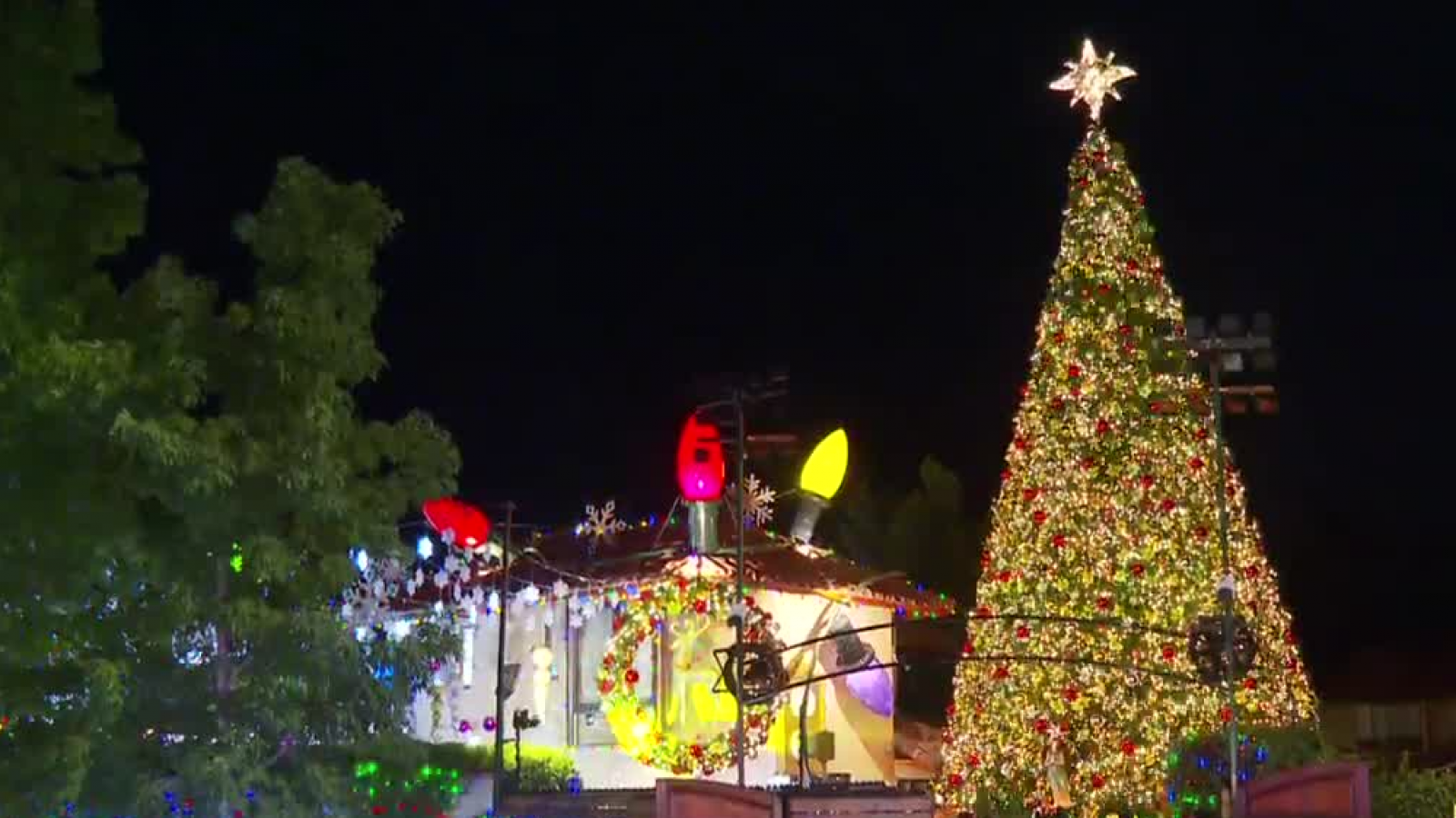 Tiene un árbol gigante, miles de luces y se puede visitar: así es la casa navideña de Huechuraba
