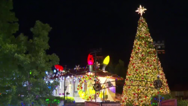 Tiene un árbol gigante, miles de luces y se puede visitar: así es la casa navideña de Huechuraba