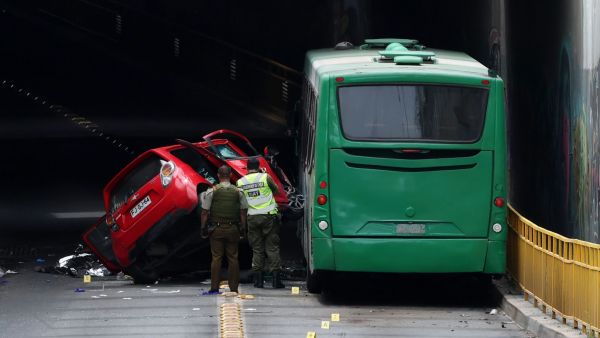 Tragedia en Lo Espejo: Choque entre micro y automóvil deja dos fallecidos y un menor en riesgo vital
