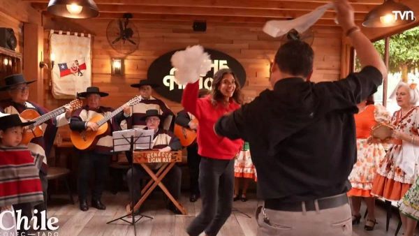 María Luisa Godoy se la jugó con un pie de cueca junto al sacerdote de Licanray