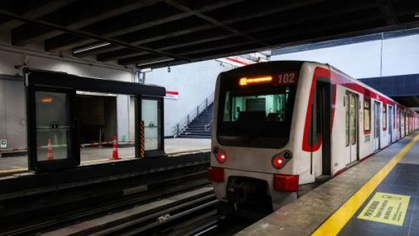 Avanza instalación de puertas de andén en estación de Línea 1 del Metro
