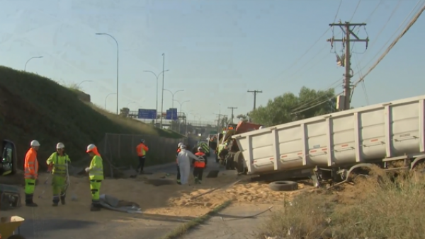 Habría estado drogado: Chofer se desnuda al desbarrancar camión en Autopista Central

