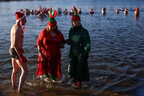 Docenas de personas siguen tradición navideña y se bañan en conocido lago alemán