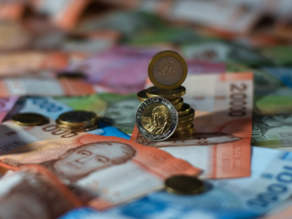 Consulta los nuevos montos del sueldo mínimo en Chile para 2026. Detalles sobre el alza a $539.000, valores para menores de 18 años y su impacto en pensiones.