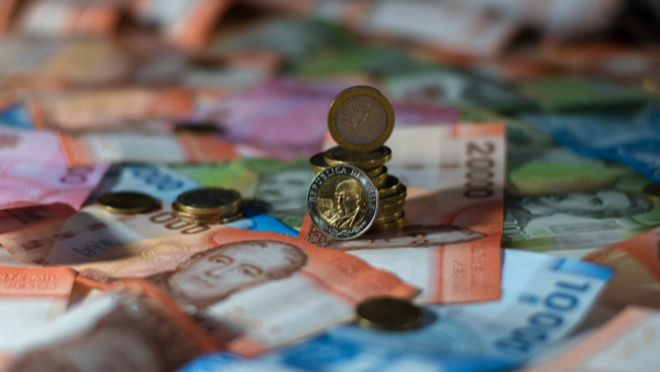 Consulta los nuevos montos del sueldo mínimo en Chile para 2026. Detalles sobre el alza a $539.000, valores para menores de 18 años y su impacto en pensiones.