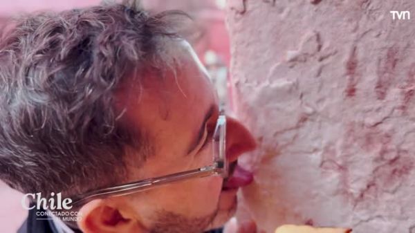 <p>Eduardo Fuentes prueba los muros del Palacio de Potala</p>¿Leche en las paredes? Eduardo Fuentes lo comprobó
