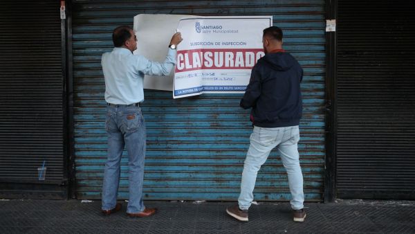 <p>Municipalidad de Santiago clausura 790 locales en Barrio Franklin</p>Clausuran 790 locales del Persa Bío Bío por incumplimiento de normas municipales
