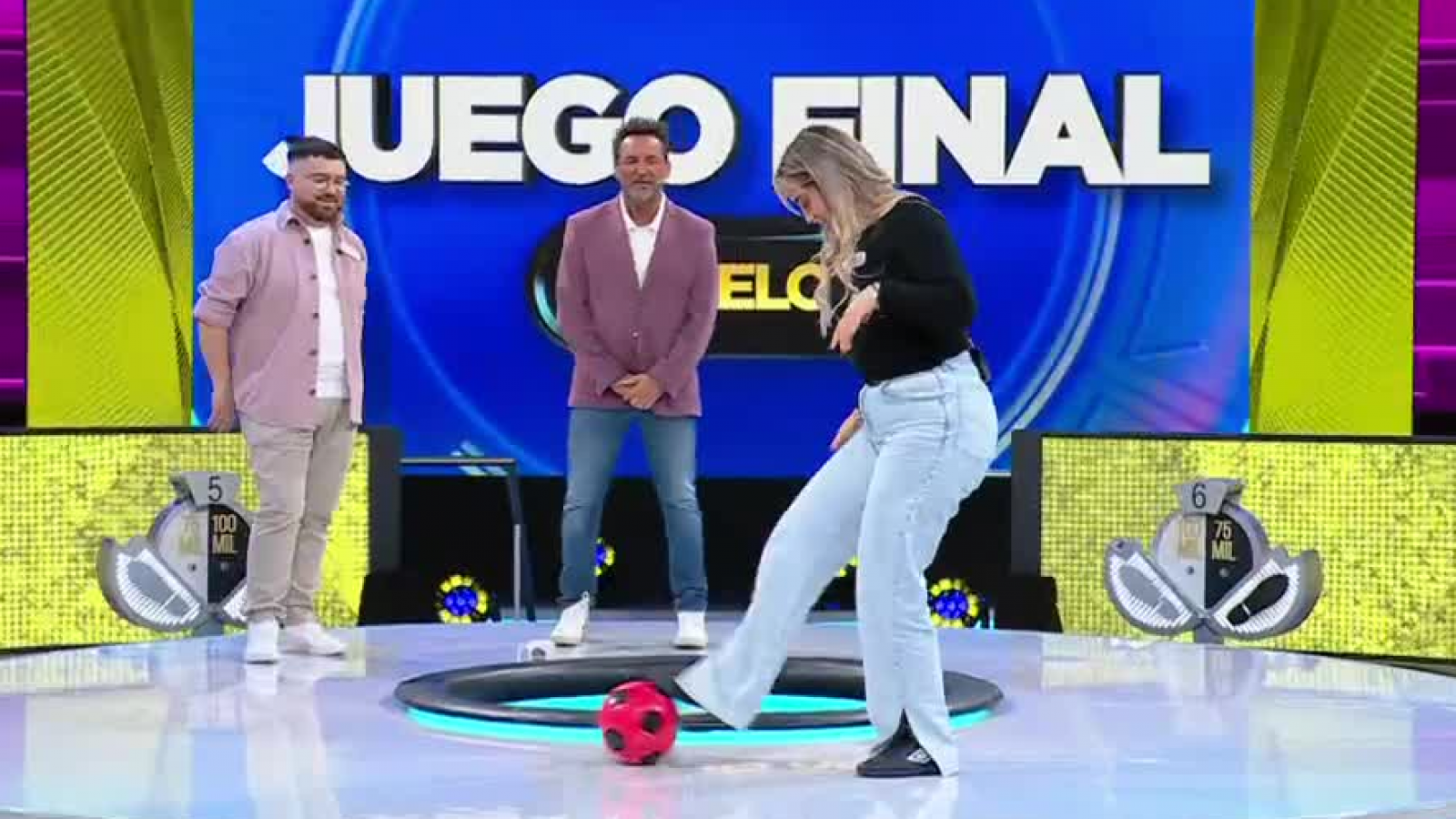 ¡Que no caiga! Danka se lució dominando la pelota
