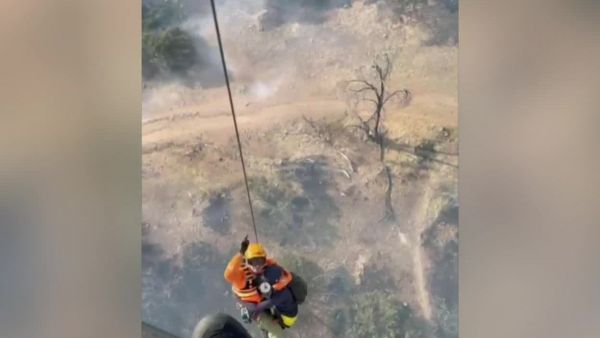 Captan impresionante rescate de carabineros en medio de incendio