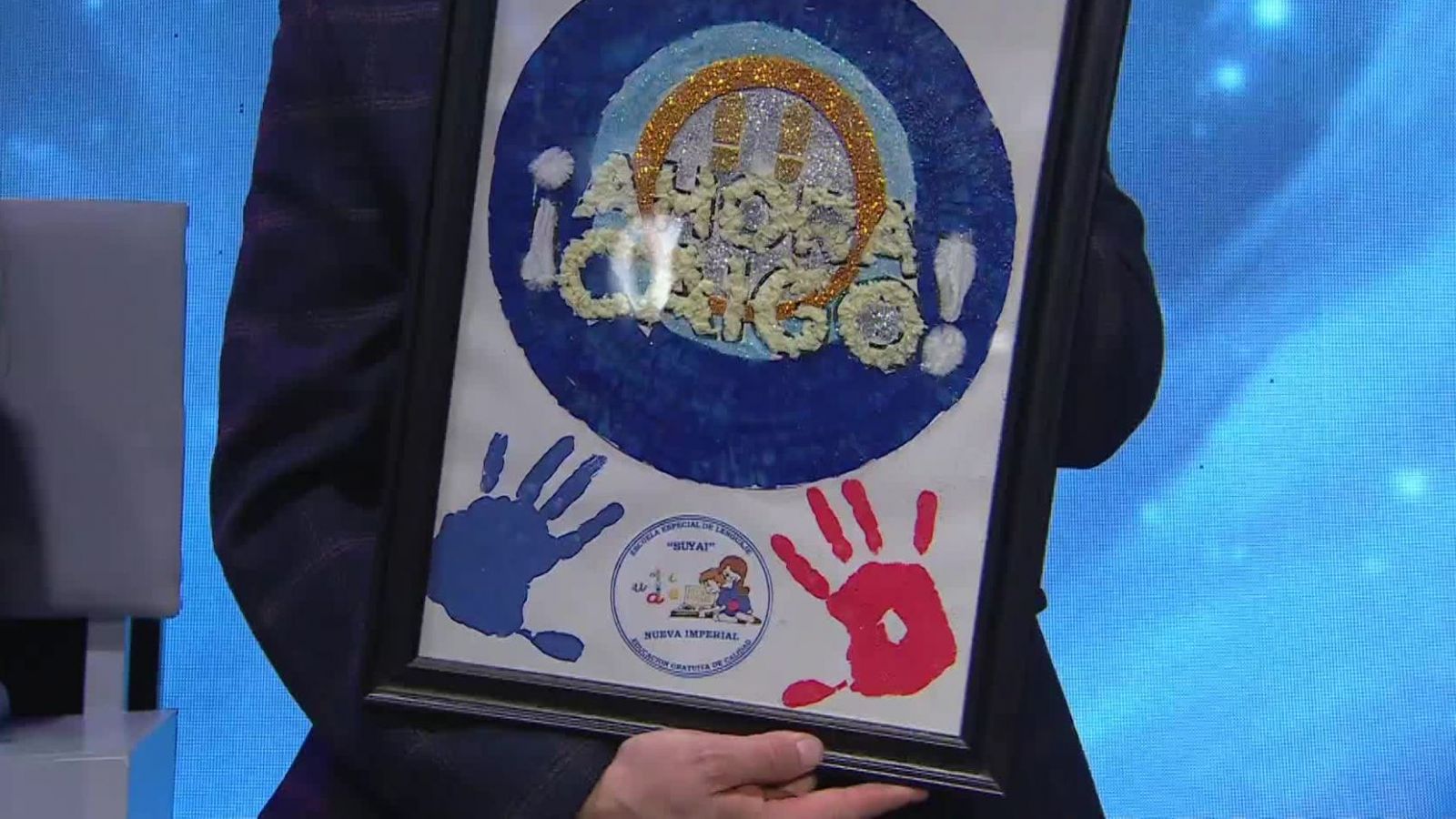 Un regalo lleno de cariño para Daniel Fuenzalida en ¡Ahora Caigo!
