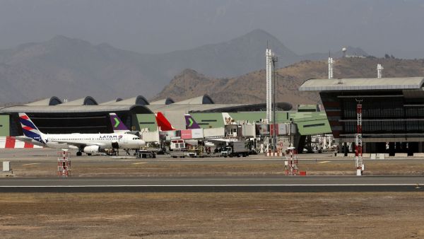 Aeropuerto de Santiago es premiado como el más puntual del mundo en 2025

