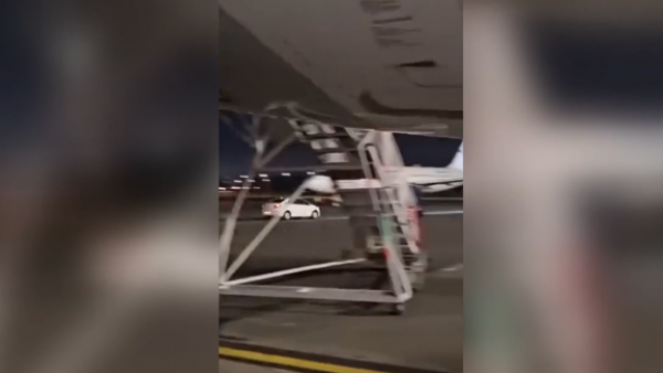 VIDEO | Detienen a conductor ebrio que ingresó a pista de aterrizaje
