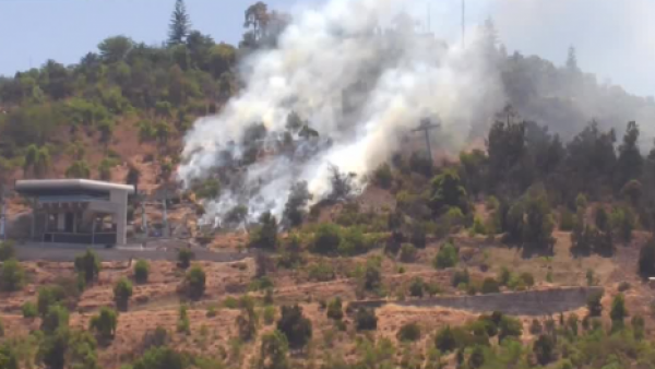 <p>Incendio afecta ladera del Cerro San Cristóbal</p>Incendio afecta ladera del Cerro San Cristóbal
