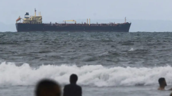EE.UU. anuncia control indefinido sobre petróleo venezolano
