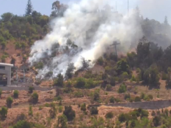 Incendio afecta ladera del Cerro San Cristóbal