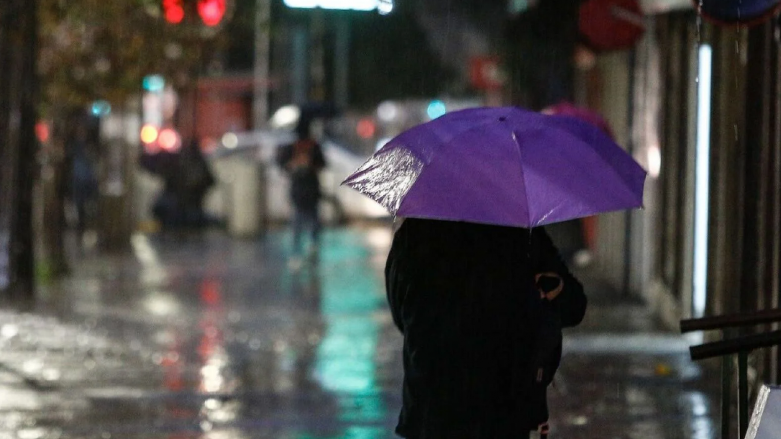 Jueves lluvioso en Santiago: ¿Hasta qué hora se mantendrán las precipitaciones?