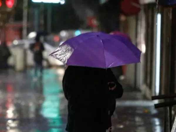 Jueves lluvioso en Santiago: ¿Hasta qué hora se mantendrán las precipitaciones?