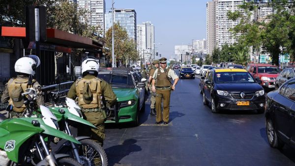 Estación Central: Taxista atropella a carabinero durante fiscalización y termina colisionando tras fuga
