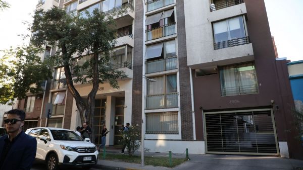 Operativo contra la "mafia china": Sujeto se lanza desde un tercer piso en pleno Barrio Meiggs para escapar de la PDI

