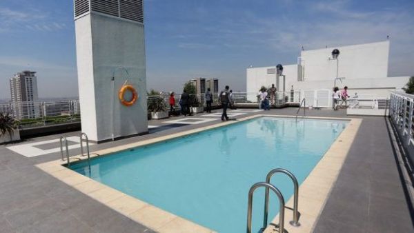 El "desafío de la piscina": Arriendos por día tensionan la convivencia en edificios este verano
