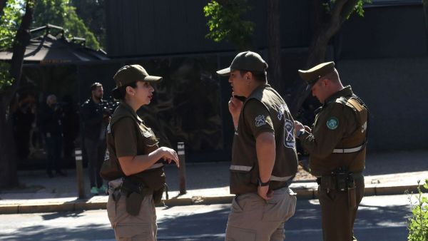 Fue apuñalado: reportan homicidio de adulto mayor al interior de cité en Santiago
