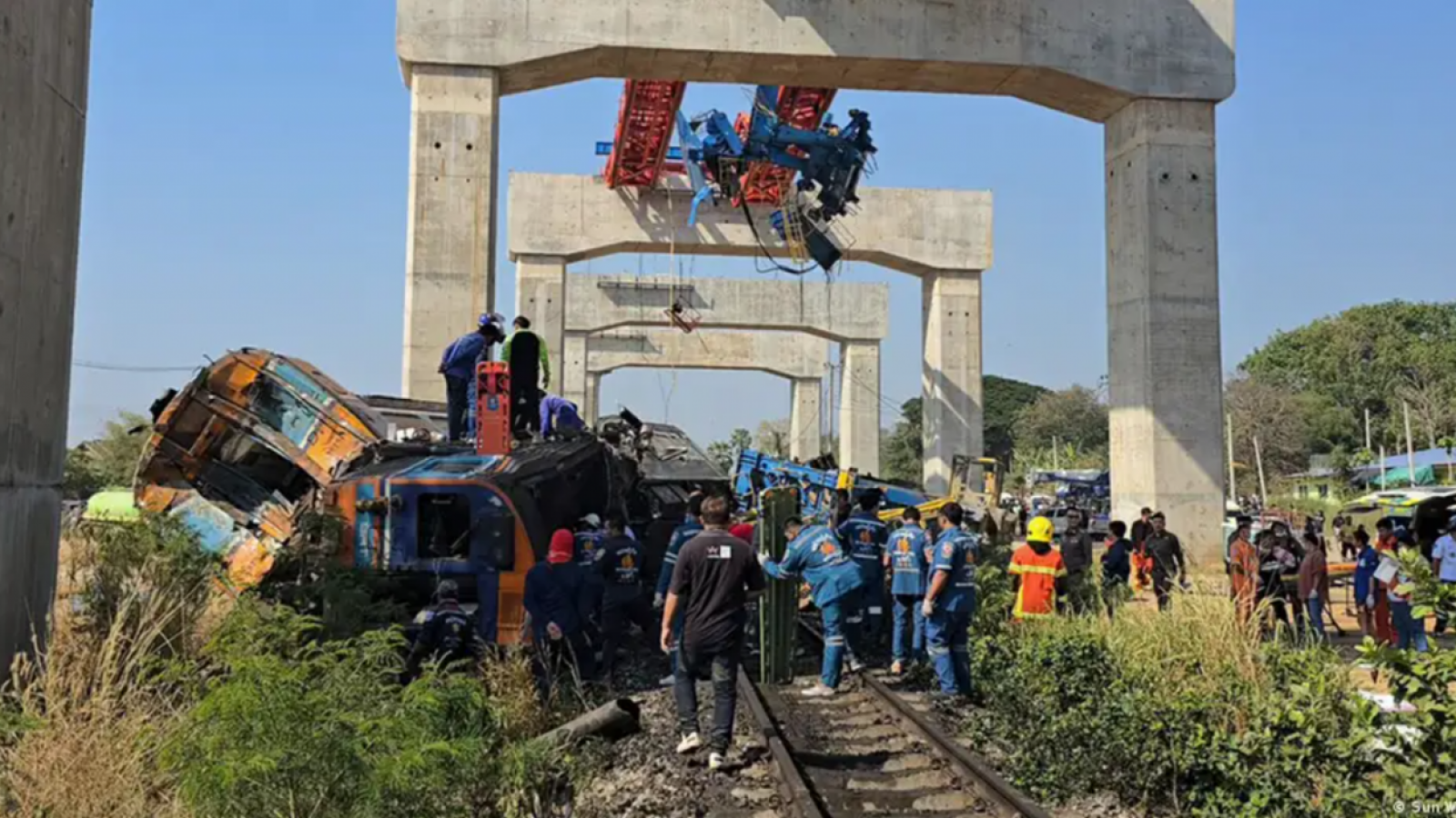 Al menos 22 muertos al caer grúa sobre tren en Tailandia
