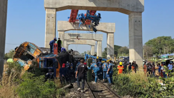Al menos 22 muertos al caer grúa sobre tren en Tailandia