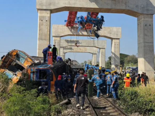 Al menos 22 muertos al caer grúa sobre tren en Tailandia