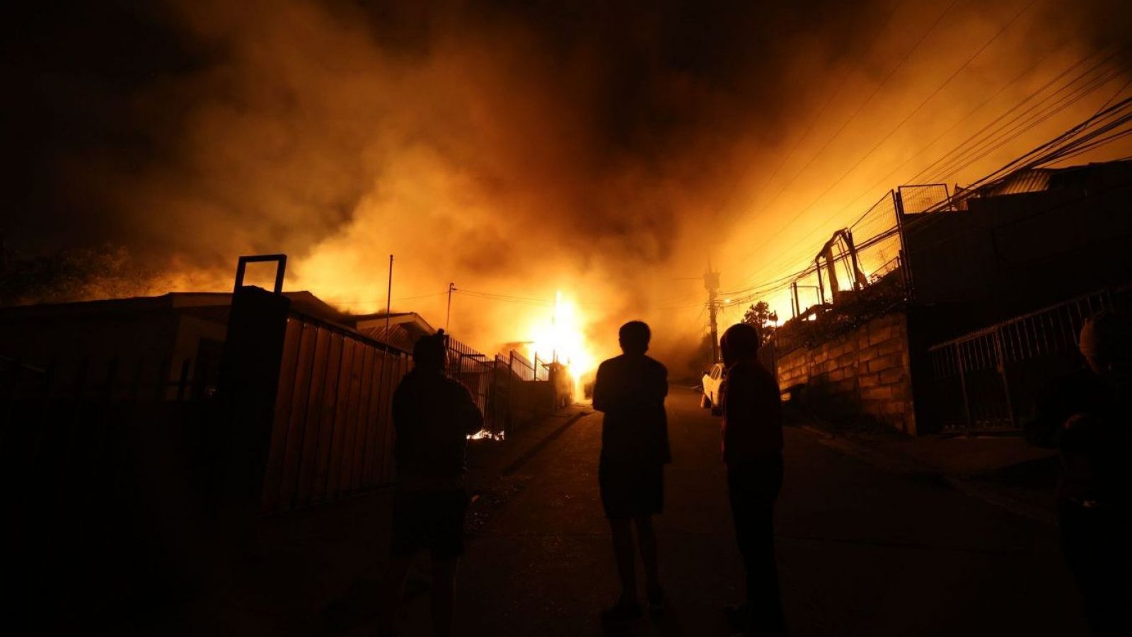 19 incendios y 30 mil evacuados: Senapred se refiere a situación en Penco-Lirquén
