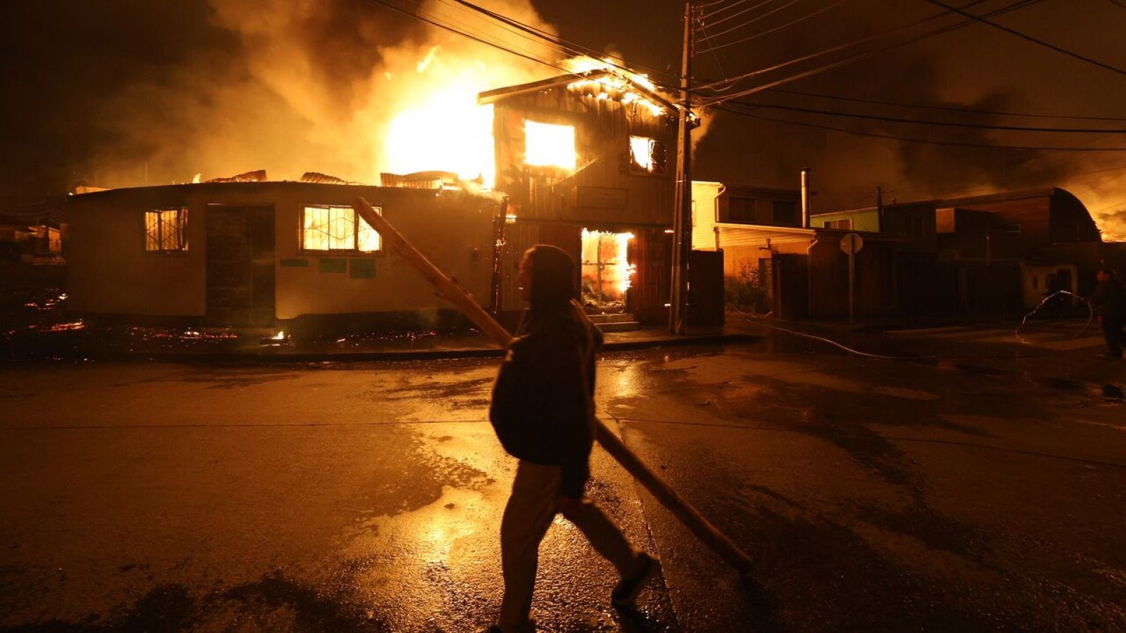 "No podías sacar nada": Tristes momentos en Penco tras devastadores incendios
