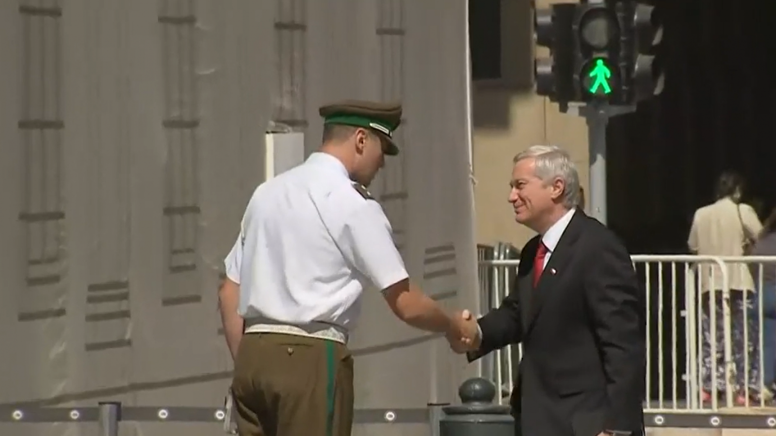 Ante emergencia por incendios: Presidente electo llega junto a sus futuros ministros a La Moneda
