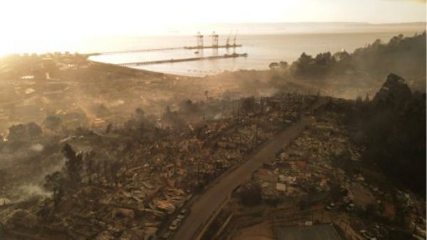 "Barrios enteros quemados": Así informó la prensa internacional la devastación de los incendios forestales en Chile

