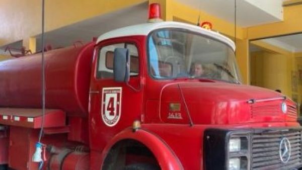 Bomberos acuden a carros "reliquias" ante incendios en el sur
