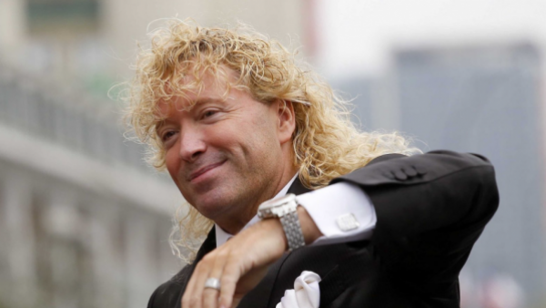 <p>Leonardo Farkas apoya a tres víctimas de incendios, incluyendo a un bombero y un carabinero</p>Leonardo Farkas apoya a tres víctimas de incendios, incluyendo a un bombero y un carabinero
