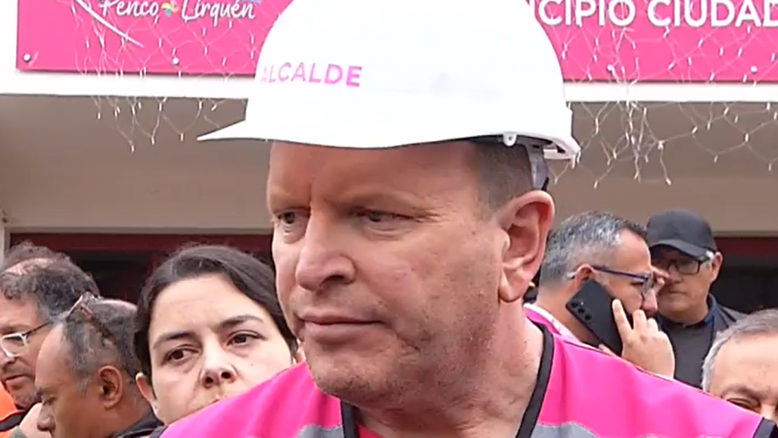 Alcalde de Penco asegura que "hay autos haciendo turismo" en medio de los incendios forestales
