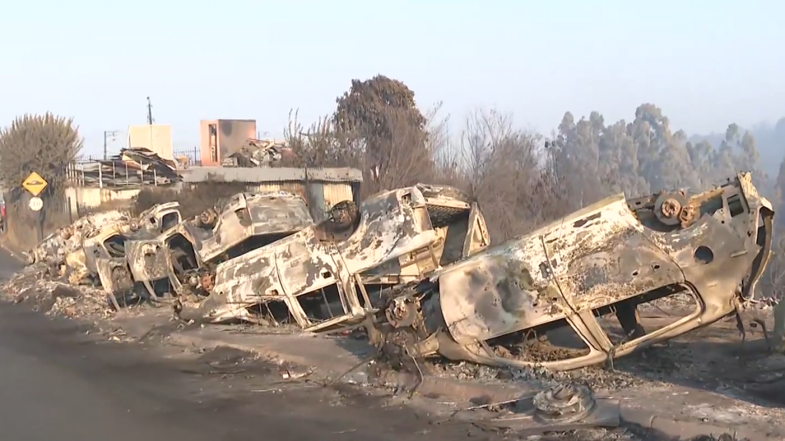 Como escena de guerra: ¿Por qué terminaron tantos autos volcados en los incendios?
