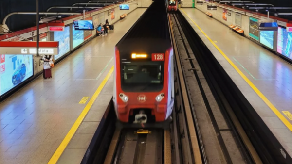 ¿Cómo pudo salir? Turista argentino se perdió y quedó atrapado en el Metro de Santiago
